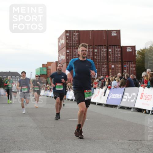 03.10.2025 - Köhlbrandbrückenlauf Yannick Fuchs http://msf.ph/oto/8994700 03.10.2025 16:04:47 Ziel 7006, 7132, 7147, 7192, 7222, 7425, 7513, 7526, 7568, 8254, 9176, 9696 meine-sportfotos.de
