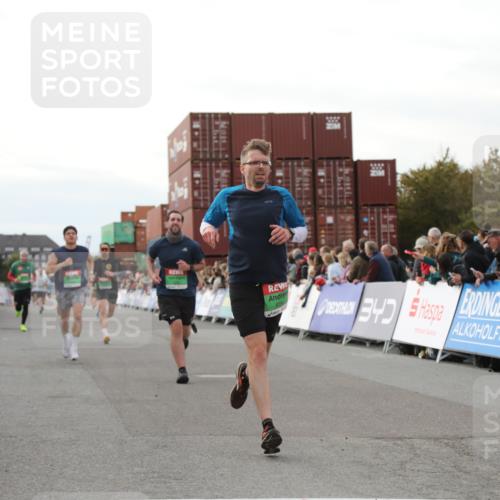03.10.2025 - Köhlbrandbrückenlauf Yannick Fuchs http://msf.ph/oto/8994705 03.10.2025 16:04:47 Ziel 7006, 7132, 7147, 7192, 7222, 7425, 7513, 7526, 7568, 8254, 9176, 9696 meine-sportfotos.de