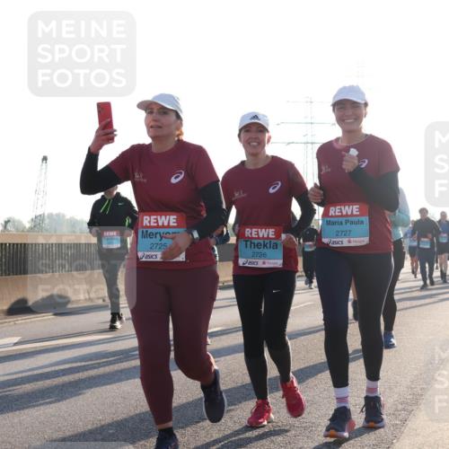 03.10.2025 - Köhlbrandbrückenlauf Luisa Fischer http://msf.ph/oto/8994706 03.10.2025 10:24:19 Position 3 2725, 2726, 2727, 1 meine-sportfotos.de