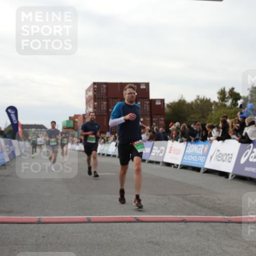 03.10.2025 - Köhlbrandbrückenlauf Yannick Fuchs http://msf.ph/oto/8994713 03.10.2025 16:04:47 Ziel 7006, 7132, 7147, 7192, 7222, 7425, 7513, 7526, 7568, 8254, 9176, 9696 meine-sportfotos.de