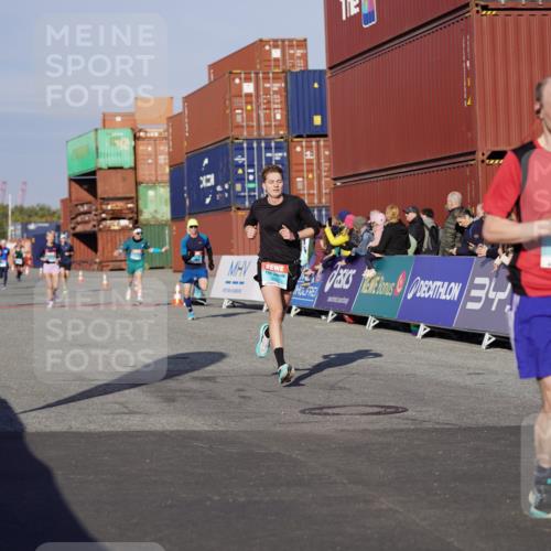 03.10.2025 - Köhlbrandbrückenlauf Michael Burmester http://msf.ph/oto/8994716 03.10.2025 09:56:44 Ziel 1023, 1050, 1065, 1150, 1261, 1703, 3491, 3531 meine-sportfotos.de