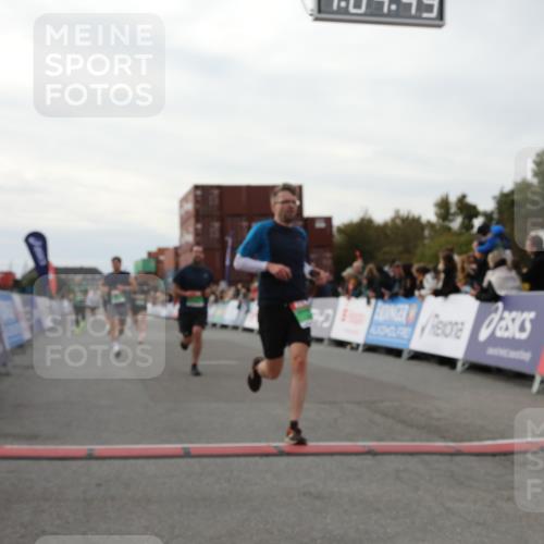03.10.2025 - Köhlbrandbrückenlauf Yannick Fuchs http://msf.ph/oto/8994719 03.10.2025 16:04:47 Ziel 7006, 7132, 7147, 7192, 7222, 7425, 7513, 7526, 7568, 8254, 9176, 9696 meine-sportfotos.de