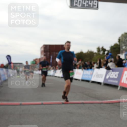 03.10.2025 - Köhlbrandbrückenlauf Yannick Fuchs http://msf.ph/oto/8994724 03.10.2025 16:04:48 Ziel 7006, 7132, 7147, 7192, 7222, 7425, 7513, 7568, 8254, 9176 meine-sportfotos.de