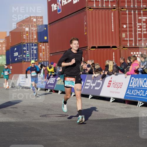 03.10.2025 - Köhlbrandbrückenlauf Michael Burmester http://msf.ph/oto/8994738 03.10.2025 09:56:45 Ziel 1023, 1050, 1065, 1086, 1150, 1261, 1275, 1703, 2844, 3491, 3531 meine-sportfotos.de
