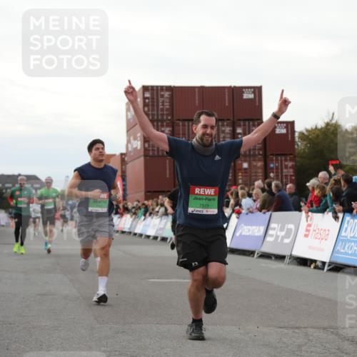 03.10.2025 - Köhlbrandbrückenlauf Yannick Fuchs http://msf.ph/oto/8994747 03.10.2025 16:04:49 Ziel 7006, 7132, 7147, 7192, 7222, 7425, 7513, 7568, 8254, 9176 meine-sportfotos.de