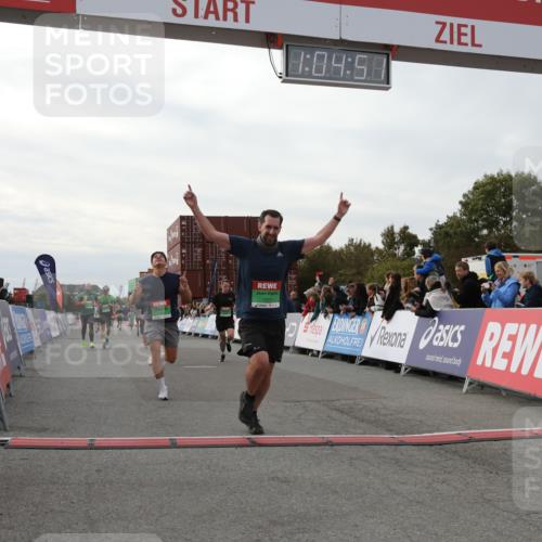 03.10.2025 - Köhlbrandbrückenlauf Yannick Fuchs http://msf.ph/oto/8994762 03.10.2025 16:04:49 Ziel 7006, 7132, 7147, 7192, 7222, 7425, 7513, 7568, 8254, 9176 meine-sportfotos.de