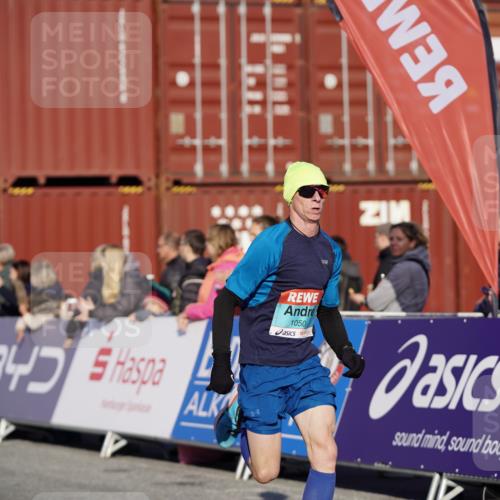 03.10.2025 - Köhlbrandbrückenlauf Michael Burmester http://msf.ph/oto/8994771 03.10.2025 09:56:47 Ziel 1023, 1050, 1065, 1086, 1150, 1275, 1703, 2844, 3491, 3531 meine-sportfotos.de
