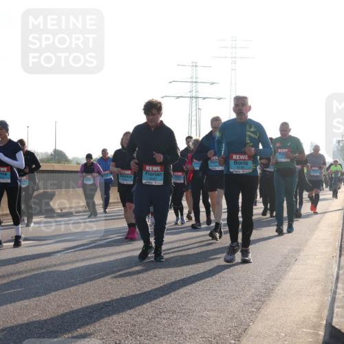 03.10.2025 - Köhlbrandbrückenlauf Luisa Fischer http://msf.ph/oto/8994774 03.10.2025 10:24:26 Position 3 3437, 3438, 1 meine-sportfotos.de