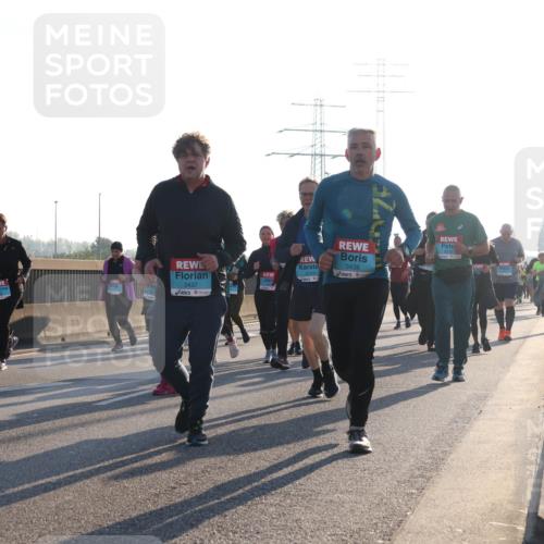 03.10.2025 - Köhlbrandbrückenlauf Luisa Fischer http://msf.ph/oto/8994780 03.10.2025 10:24:26 Position 3 2263, 3437, 3438, 1 meine-sportfotos.de