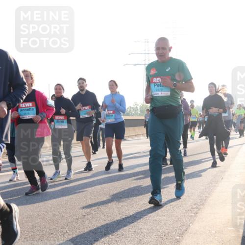 03.10.2025 - Köhlbrandbrückenlauf Luisa Fischer http://msf.ph/oto/8994807 03.10.2025 10:24:29 Position 3 2259, 2516, 1819, 2272, 1 meine-sportfotos.de