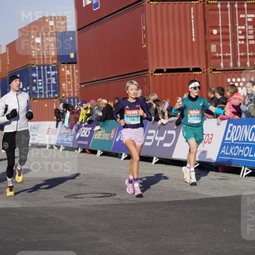 03.10.2025 - Köhlbrandbrückenlauf Michael Burmester http://msf.ph/oto/8994823 03.10.2025 09:56:50 Ziel 1050, 1068, 1086, 1196, 1275, 2844, 2955, 3491, 3531 meine-sportfotos.de