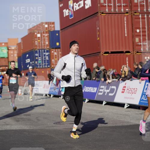 03.10.2025 - Köhlbrandbrückenlauf Michael Burmester http://msf.ph/oto/8994842 03.10.2025 09:56:51 Ziel 1050, 1068, 1086, 1196, 1275, 2844, 2955, 3531 meine-sportfotos.de