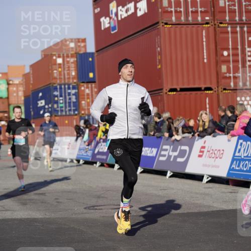 03.10.2025 - Köhlbrandbrückenlauf Michael Burmester http://msf.ph/oto/8994848 03.10.2025 09:56:51 Ziel 1050, 1068, 1086, 1196, 1275, 2844, 2955, 3531 meine-sportfotos.de