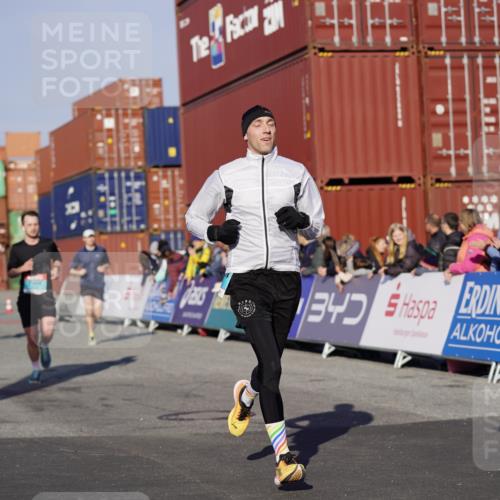 03.10.2025 - Köhlbrandbrückenlauf Michael Burmester http://msf.ph/oto/8994853 03.10.2025 09:56:51 Ziel 1050, 1068, 1086, 1196, 1275, 2844, 2955, 3531 meine-sportfotos.de