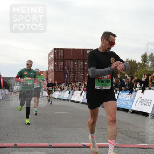 03.10.2025 - Köhlbrandbrückenlauf Yannick Fuchs http://msf.ph/oto/8994854 03.10.2025 16:04:52 Ziel 7006, 7132, 7222, 7270, 7425, 7513, 7568, 9176, 9584 meine-sportfotos.de