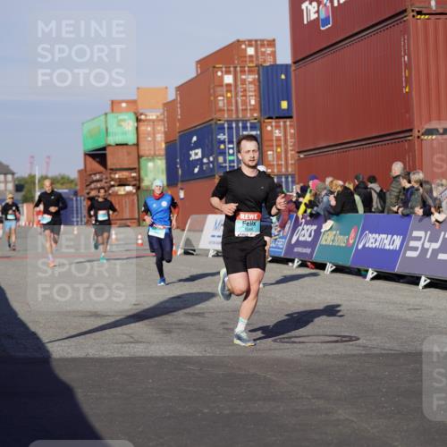 03.10.2025 - Köhlbrandbrückenlauf Michael Burmester http://msf.ph/oto/8994858 03.10.2025 09:56:52 Ziel 1050, 1068, 1086, 1196, 1275, 1550, 2844, 2955, 3270, 3531 meine-sportfotos.de