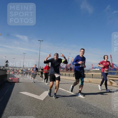 03.10.2025 - Köhlbrandbrückenlauf Matties Gatica Varas http://msf.ph/oto/8994859 03.10.2025 12:49:06 Position 2  meine-sportfotos.de