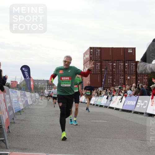 03.10.2025 - Köhlbrandbrückenlauf Yannick Fuchs http://msf.ph/oto/8994861 03.10.2025 16:04:52 Ziel 7006, 7132, 7222, 7270, 7425, 7513, 7568, 9176, 9584 meine-sportfotos.de