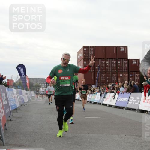 03.10.2025 - Köhlbrandbrückenlauf Yannick Fuchs http://msf.ph/oto/8994867 03.10.2025 16:04:52 Ziel 7006, 7132, 7222, 7270, 7425, 7513, 7568, 9176, 9584 meine-sportfotos.de
