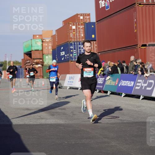 03.10.2025 - Köhlbrandbrückenlauf Michael Burmester http://msf.ph/oto/8994870 03.10.2025 09:56:52 Ziel 1050, 1068, 1086, 1196, 1275, 1550, 2844, 2955, 3270, 3531 meine-sportfotos.de