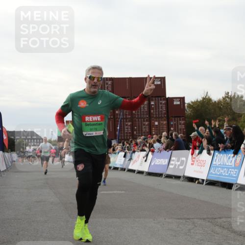 03.10.2025 - Köhlbrandbrückenlauf Yannick Fuchs http://msf.ph/oto/8994884 03.10.2025 16:04:53 Ziel 7006, 7132, 7168, 7222, 7270, 7425, 7513, 7568, 9176, 9584 meine-sportfotos.de