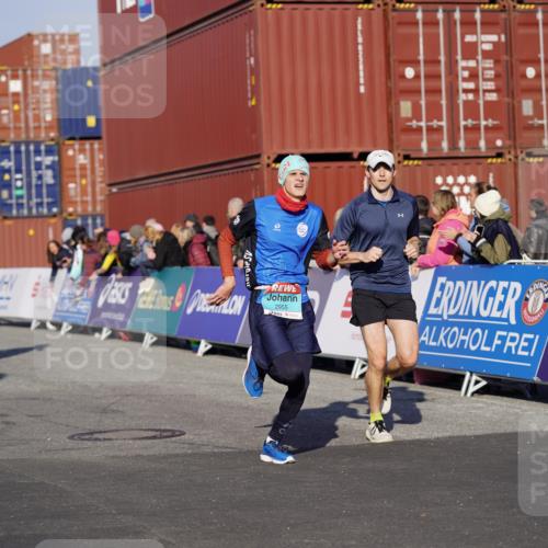 03.10.2025 - Köhlbrandbrückenlauf Michael Burmester http://msf.ph/oto/8994895 03.10.2025 09:56:54 Ziel 1050, 1068, 1086, 1196, 1275, 1550, 2844, 2955, 3205, 3270 meine-sportfotos.de