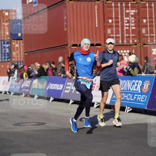 03.10.2025 - Köhlbrandbrückenlauf Michael Burmester http://msf.ph/oto/8994902 03.10.2025 09:56:54 Ziel 1050, 1068, 1086, 1196, 1275, 1550, 2844, 2955, 3205, 3270 meine-sportfotos.de