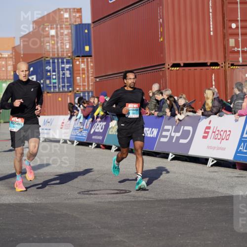 03.10.2025 - Köhlbrandbrückenlauf Michael Burmester http://msf.ph/oto/8994914 03.10.2025 09:56:56 Ziel 1068, 1086, 1196, 1275, 1550, 2844, 2955, 3205, 3270, 3414 meine-sportfotos.de