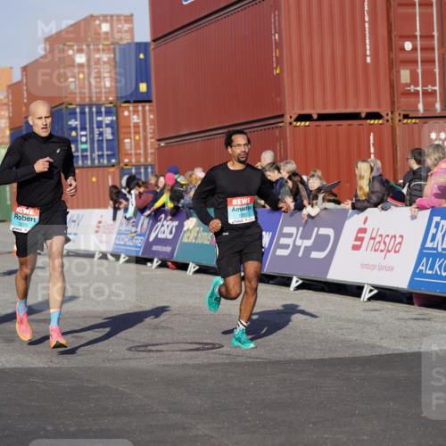 03.10.2025 - Köhlbrandbrückenlauf Michael Burmester http://msf.ph/oto/8994918 03.10.2025 09:56:56 Ziel 1068, 1086, 1196, 1275, 1550, 2844, 2955, 3205, 3270, 3414 meine-sportfotos.de