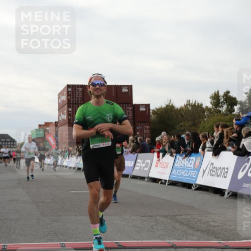03.10.2025 - Köhlbrandbrückenlauf Yannick Fuchs http://msf.ph/oto/8994926 03.10.2025 16:04:54 Ziel 7006, 7132, 7168, 7222, 7270, 7428, 7568, 9176, 9584 meine-sportfotos.de