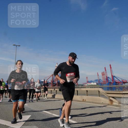 03.10.2025 - Köhlbrandbrückenlauf Matties Gatica Varas http://msf.ph/oto/8994929 03.10.2025 12:49:14 Position 2 4861 meine-sportfotos.de