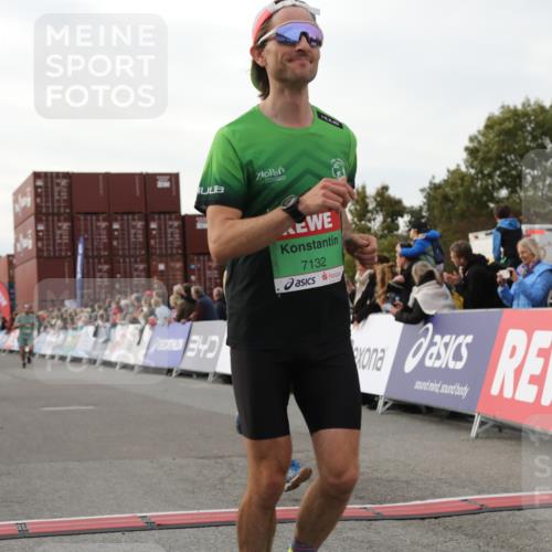 03.10.2025 - Köhlbrandbrückenlauf Yannick Fuchs http://msf.ph/oto/8994942 03.10.2025 16:04:55 Ziel 7006, 7132, 7168, 7222, 7270, 7428, 7568, 9176, 9584 meine-sportfotos.de