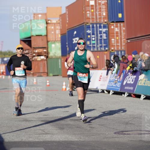 03.10.2025 - Köhlbrandbrückenlauf Michael Burmester http://msf.ph/oto/8994945 03.10.2025 09:56:59 Ziel 1068, 1090, 1196, 1550, 2955, 3205, 3270, 3414 meine-sportfotos.de