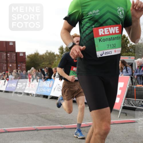 03.10.2025 - Köhlbrandbrückenlauf Yannick Fuchs http://msf.ph/oto/8994951 03.10.2025 16:04:56 Ziel 7132, 7168, 7222, 7270, 7428, 9176, 9584 meine-sportfotos.de