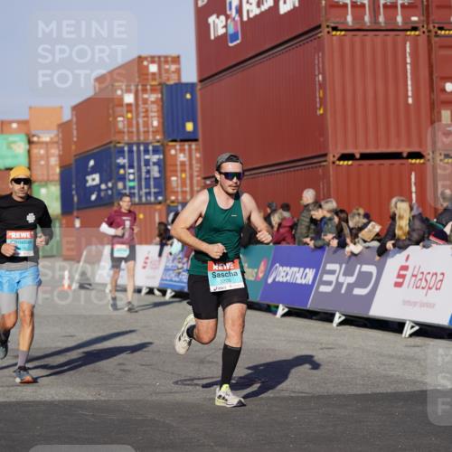 03.10.2025 - Köhlbrandbrückenlauf Michael Burmester http://msf.ph/oto/8994953 03.10.2025 09:57:00 Ziel 1068, 1090, 1196, 1550, 2955, 3205, 3270, 3414 meine-sportfotos.de