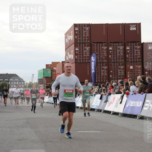 03.10.2025 - Köhlbrandbrückenlauf Yannick Fuchs http://msf.ph/oto/8994965 03.10.2025 16:04:57 Ziel 7132, 7168, 7222, 7270, 7428, 7448, 9584 meine-sportfotos.de