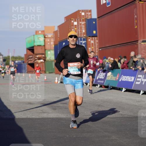 03.10.2025 - Köhlbrandbrückenlauf Michael Burmester http://msf.ph/oto/8994968 03.10.2025 09:57:01 Ziel 1090, 1196, 1258, 1550, 2955, 3205, 3270, 3414 meine-sportfotos.de