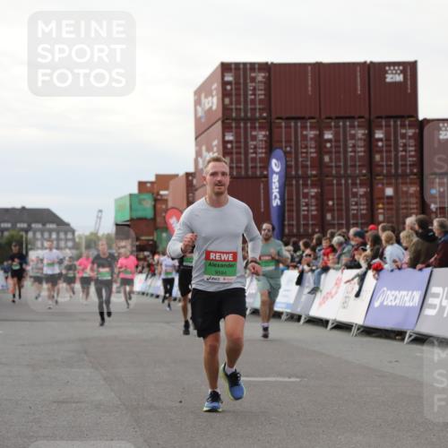 03.10.2025 - Köhlbrandbrückenlauf Yannick Fuchs http://msf.ph/oto/8994973 03.10.2025 16:04:57 Ziel 7132, 7168, 7222, 7270, 7428, 7448, 9584 meine-sportfotos.de