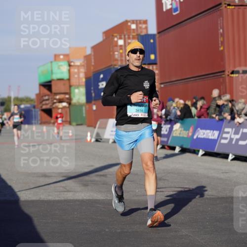 03.10.2025 - Köhlbrandbrückenlauf Michael Burmester http://msf.ph/oto/8994976 03.10.2025 09:57:01 Ziel 1090, 1196, 1258, 1550, 2955, 3205, 3270, 3414 meine-sportfotos.de