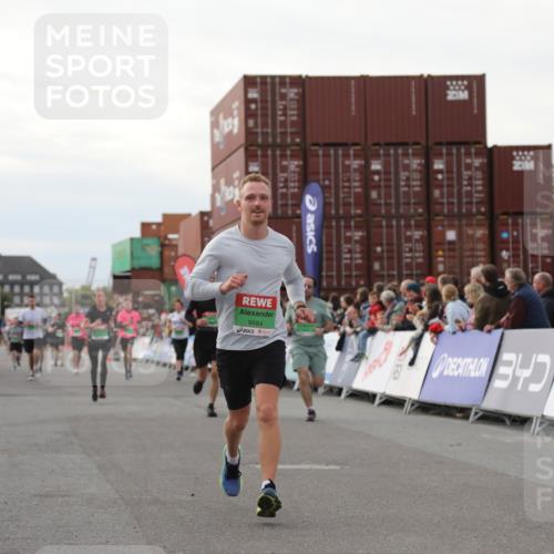 03.10.2025 - Köhlbrandbrückenlauf Yannick Fuchs http://msf.ph/oto/8994978 03.10.2025 16:04:57 Ziel 7132, 7168, 7222, 7270, 7428, 7448, 9584 meine-sportfotos.de