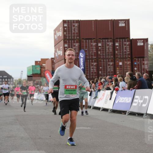 03.10.2025 - Köhlbrandbrückenlauf Yannick Fuchs http://msf.ph/oto/8994983 03.10.2025 16:04:57 Ziel 7132, 7168, 7222, 7270, 7428, 7448, 9584 meine-sportfotos.de