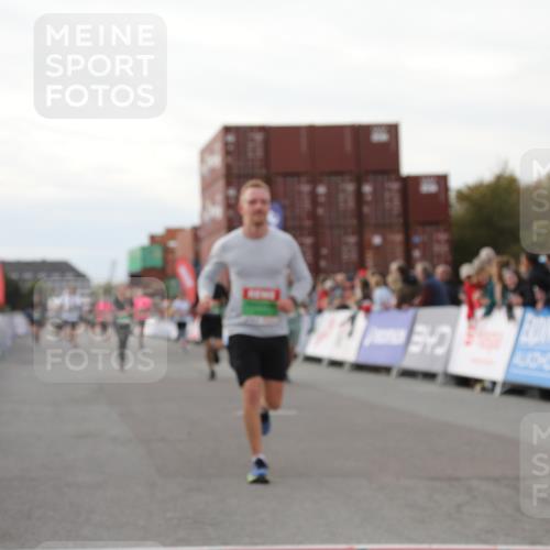 03.10.2025 - Köhlbrandbrückenlauf Yannick Fuchs http://msf.ph/oto/8994986 03.10.2025 16:04:57 Ziel 7132, 7168, 7222, 7270, 7428, 7448, 9584 meine-sportfotos.de