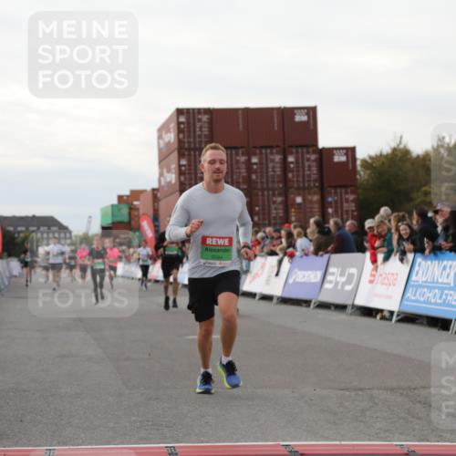 03.10.2025 - Köhlbrandbrückenlauf Yannick Fuchs http://msf.ph/oto/8994992 03.10.2025 16:04:58 Ziel 7132, 7168, 7222, 7270, 7428, 7448, 7772, 9584 meine-sportfotos.de