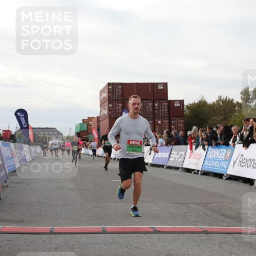 03.10.2025 - Köhlbrandbrückenlauf Yannick Fuchs http://msf.ph/oto/8994998 03.10.2025 16:04:58 Ziel 7132, 7168, 7222, 7270, 7428, 7448, 7772, 9584 meine-sportfotos.de