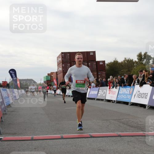 03.10.2025 - Köhlbrandbrückenlauf Yannick Fuchs http://msf.ph/oto/8995003 03.10.2025 16:04:58 Ziel 7132, 7168, 7222, 7270, 7428, 7448, 7772, 9584 meine-sportfotos.de