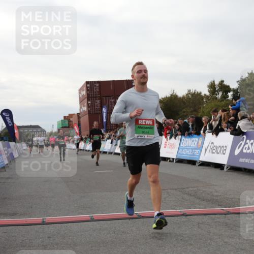 03.10.2025 - Köhlbrandbrückenlauf Yannick Fuchs http://msf.ph/oto/8995013 03.10.2025 16:04:58 Ziel 7132, 7168, 7222, 7270, 7428, 7448, 7772, 9584 meine-sportfotos.de