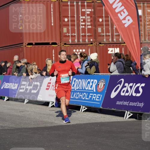 03.10.2025 - Köhlbrandbrückenlauf Michael Burmester http://msf.ph/oto/8995048 03.10.2025 09:57:08 Ziel 1090, 1180, 1258, 3705 meine-sportfotos.de