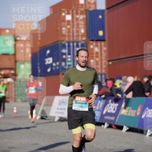 03.10.2025 - Köhlbrandbrückenlauf Michael Burmester http://msf.ph/oto/8995062 03.10.2025 09:57:12 Ziel 1101, 1180, 1258, 3518, 3705 meine-sportfotos.de