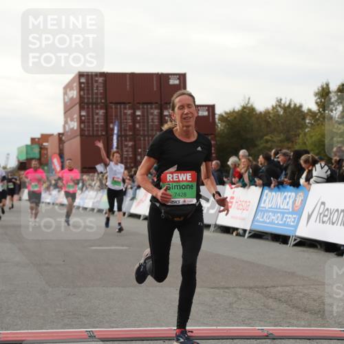 03.10.2025 - Köhlbrandbrückenlauf Yannick Fuchs http://msf.ph/oto/8995108 03.10.2025 16:05:03 Ziel 7168, 7221, 7239, 7270, 7428, 7448, 7772, 8779, 8995, 9114, 9191 meine-sportfotos.de