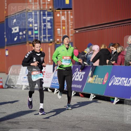 03.10.2025 - Köhlbrandbrückenlauf Michael Burmester http://msf.ph/oto/8995120 03.10.2025 09:57:17 Ziel 1010, 1101, 1180, 2708, 2760, 3518 meine-sportfotos.de
